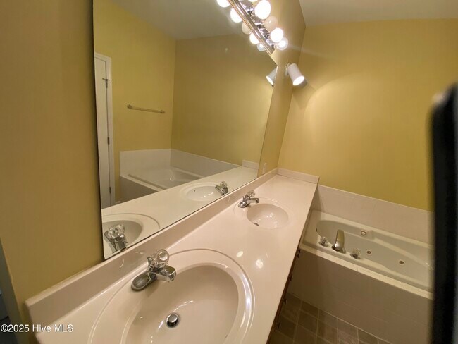 Building Photo - 1129 Turtle Creek Rd