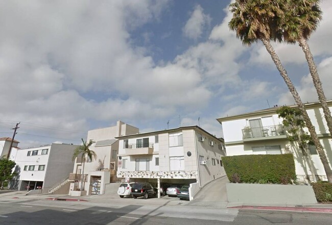 Building Photo - 915 N San Vicente Blvd
