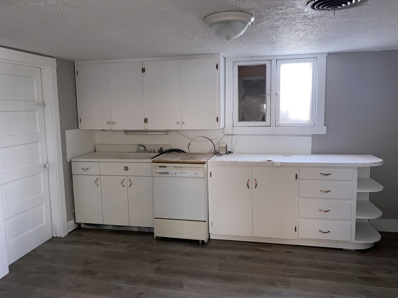 Kitchen - 118 W 700 S