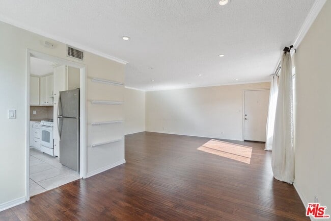 Building Photo - 328 S Elm Dr