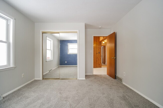 Building Photo - Inviting 3-Bedroom Bedford Home with Spacious Interiors
