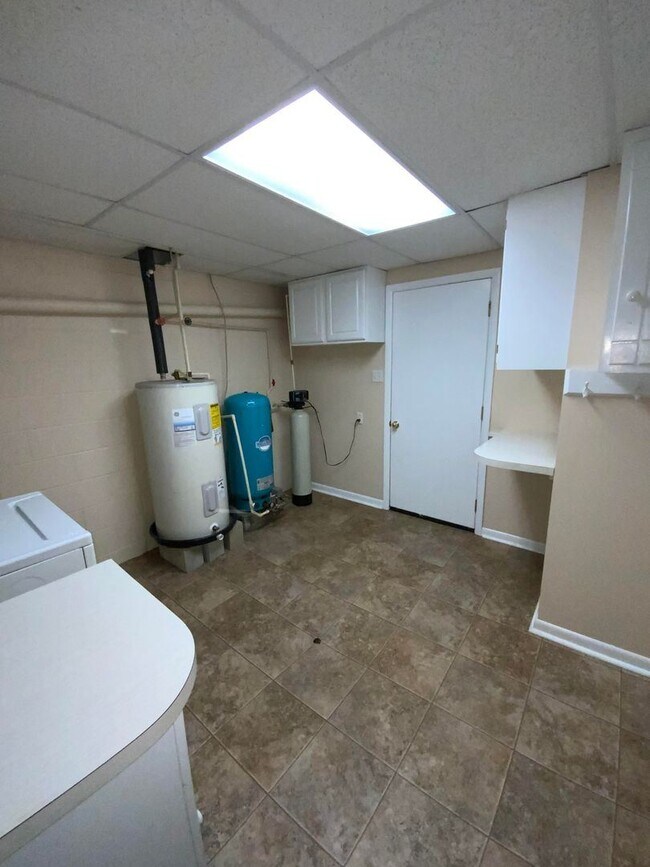 Building Photo - 5 br, 3 bath House - 35 CINDER RD