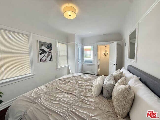 Building Photo - 7865 Willoughby Ave