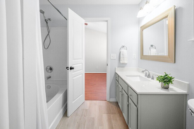 Building Photo - 558 Calen Ln