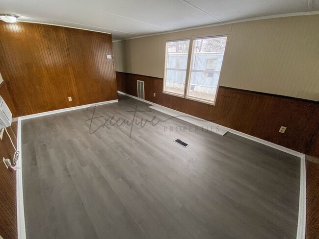 Building Photo - For Rent: 2-Bedroom Mobile Home in Sulphur...