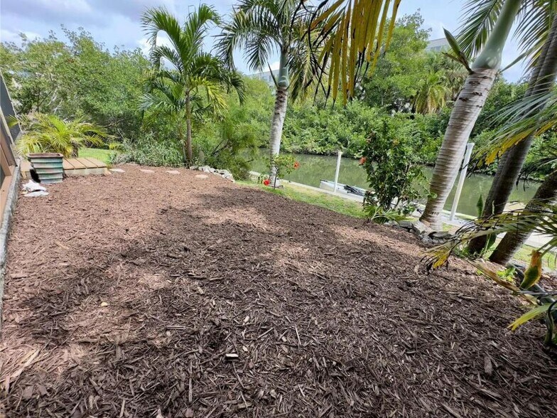 Building Photo - 1650 Pine Tree Ln