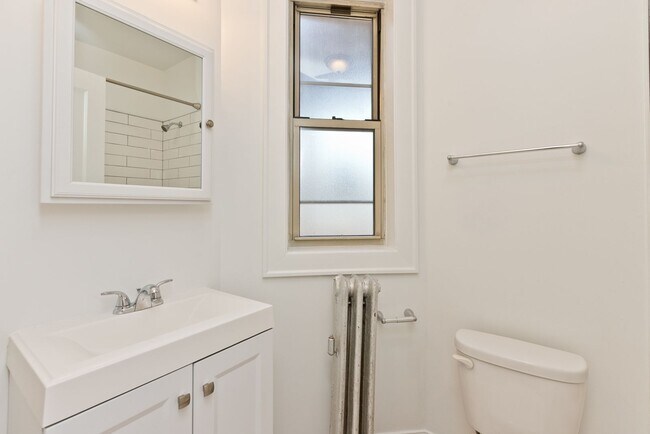 Building Photo - One Bedroom Apartment Near the Lakefront