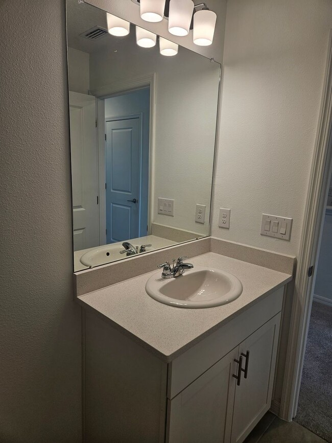 Building Photo - Townhome in The Townhomes of River Landing