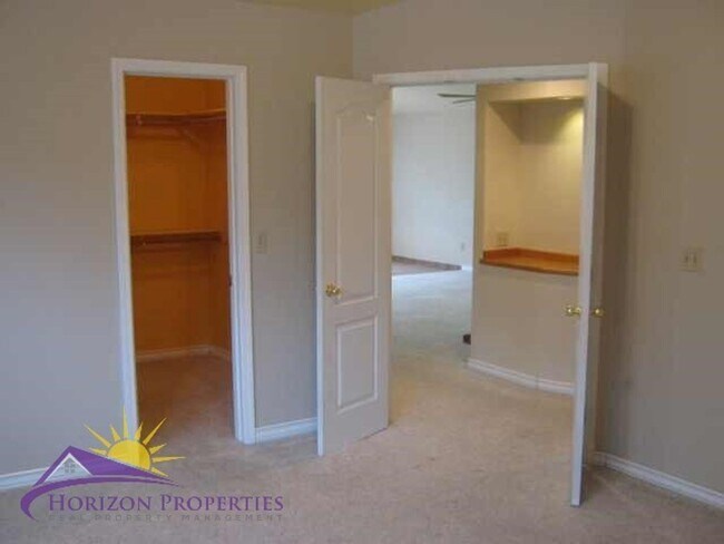 Building Photo - Open 2 Bed 2 Bath Natomas Duplex Unit