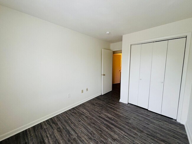 Building Photo - 1203 University Terrace