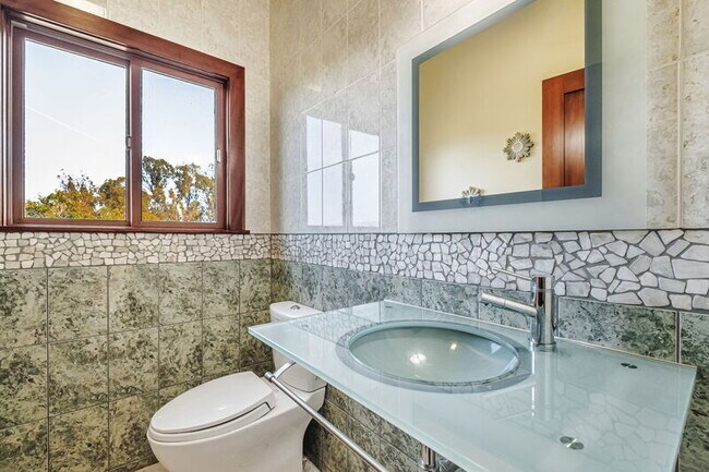 Building Photo - 275 La Vida Dr