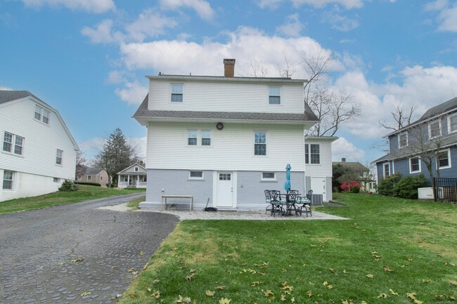 Building Photo - 315 S Orchard St