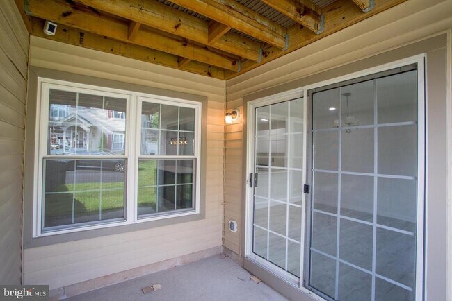 Building Photo - 605 Julian Dr W