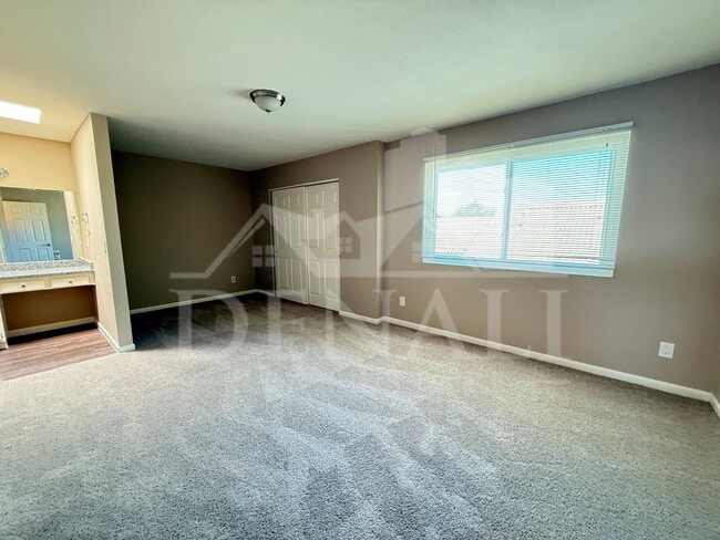 Building Photo - 2073 N Sunset Dr