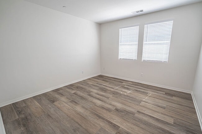 Building Photo - 3 Bedroom Townhome for Rent in Valencia!