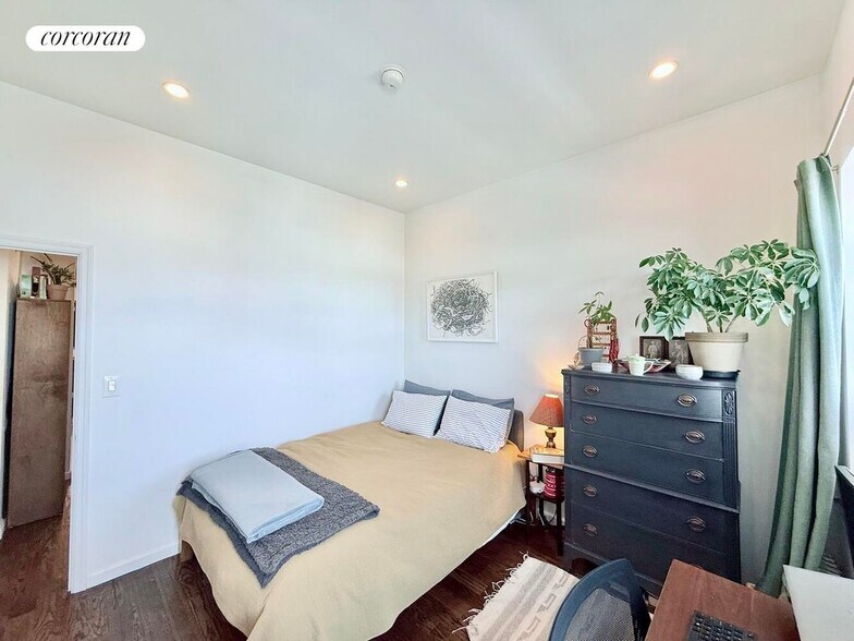 Building Photo - 317 4th Ave