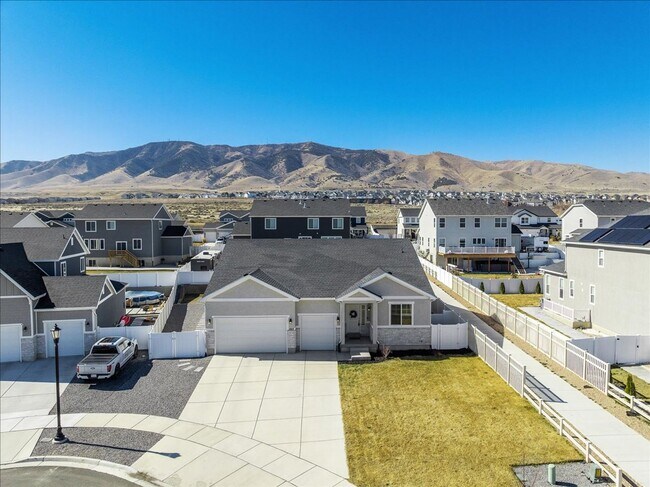Building Photo - Gorgeous 5 Bedroom Home in Saratoga Springs!