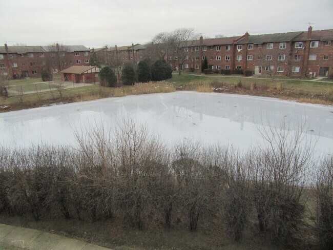 Building Photo - 135 Pickwick Dr