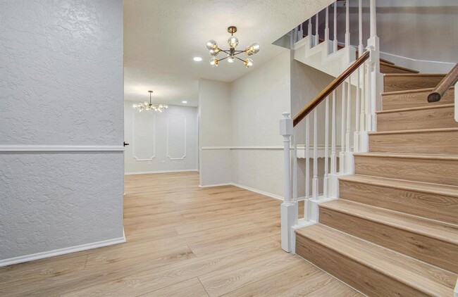 Building Photo - 2202 Briarview Dr