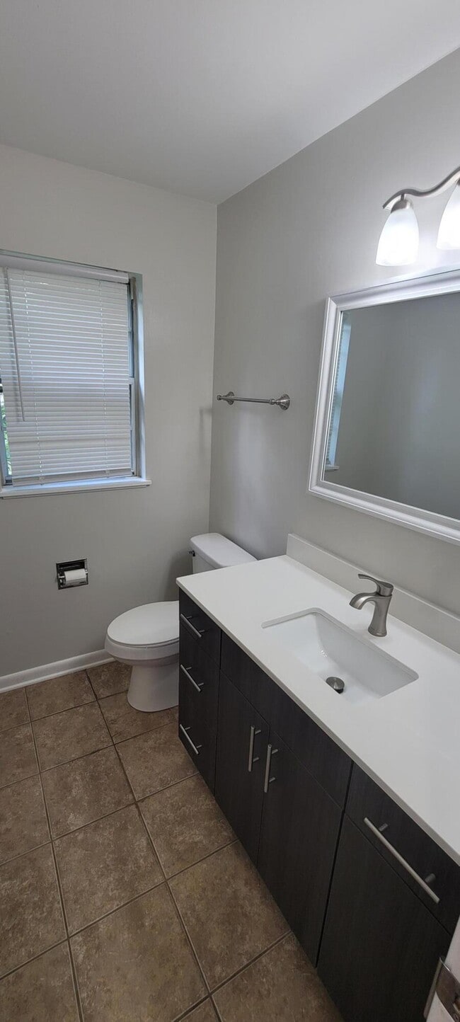 Building Photo - 405 Brewer Dr