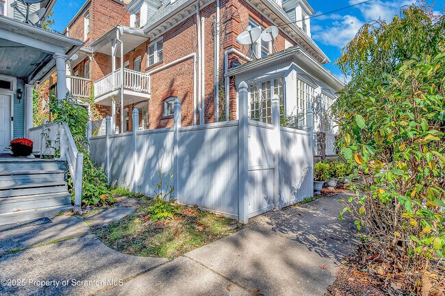 Building Photo - 533 S Franklin St