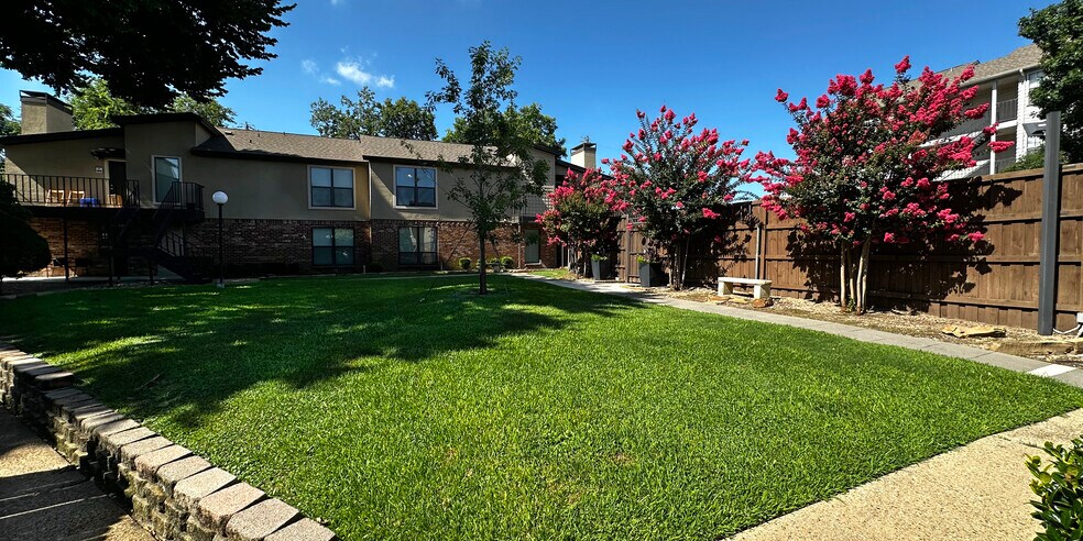 Community Courtyard - 6723 Eastridge Dr