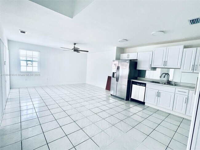 Building Photo - 5500 SW 142nd Pl
