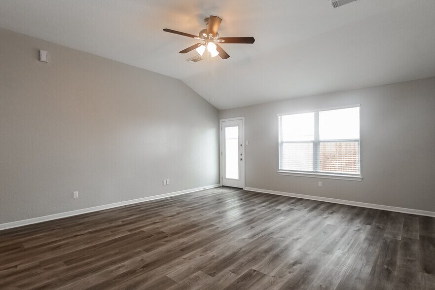 Building Photo - 622 Oak Briar Dr