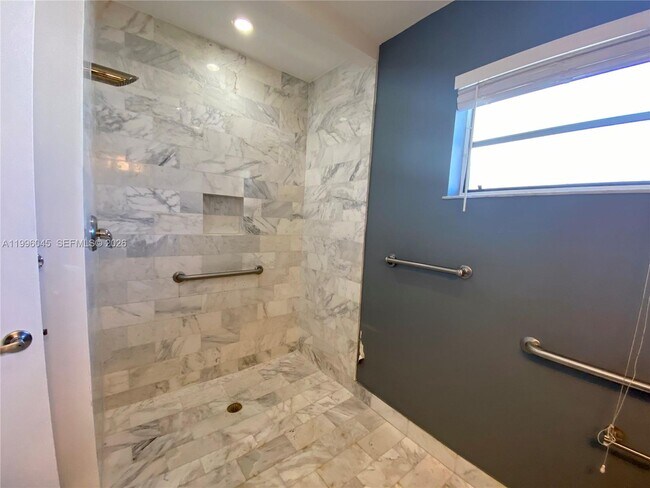 Building Photo - 1101 Bay Dr