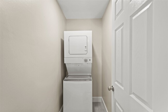 Building Photo - 2101 Fountain View Dr