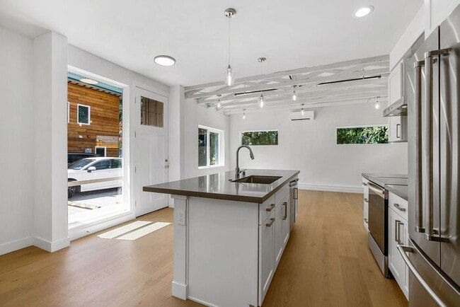 Building Photo - Fresh AIR CONDITIONED Arbor Lane Beauty!