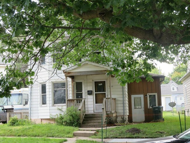 Building Photo - 1122 Wellington St