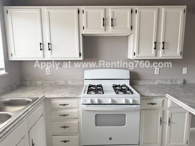 Building Photo - Comfortable 3 Bed 2 Bath Home