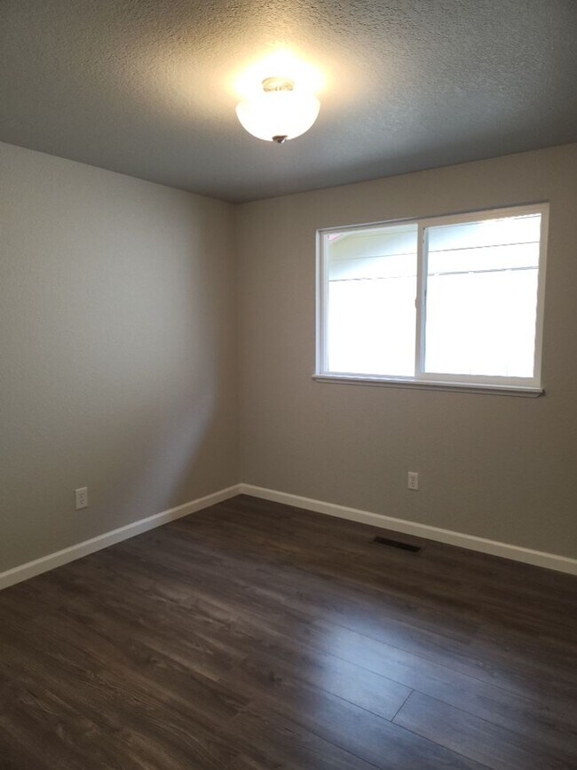 Building Photo - Modern 3 Bedroom Home with Spacious Backyard