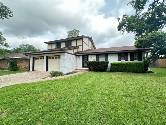 Building Photo - UPDATED IN TOWN SOUTH-LARGE 4/3 BRICK HOME-VERY NICE