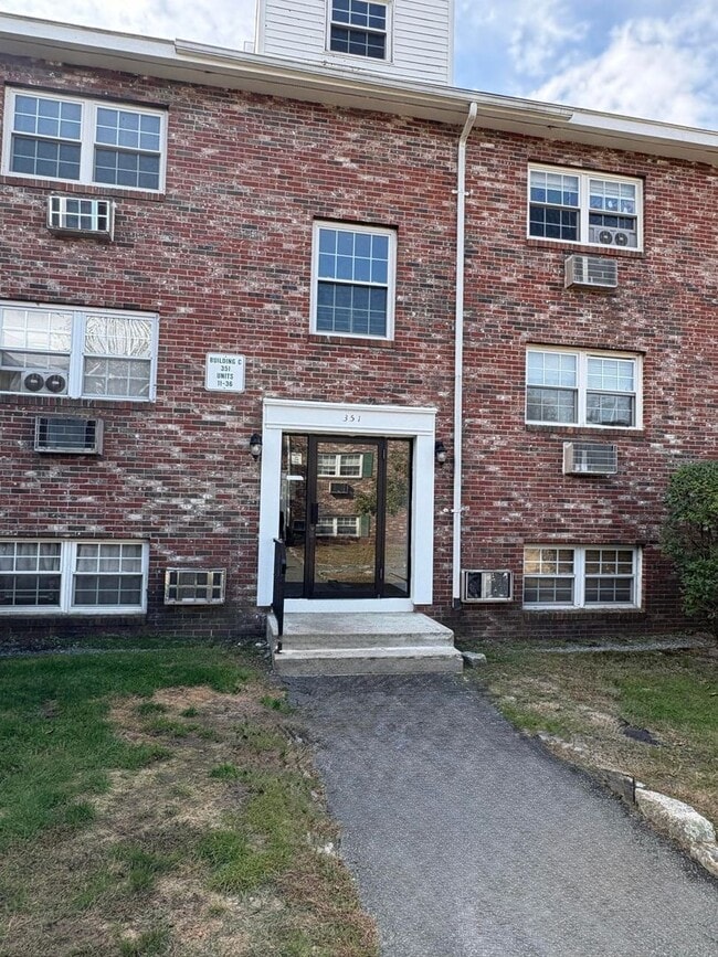 Building Photo - Bright 2-Bedroom Condo in Presidential Par...