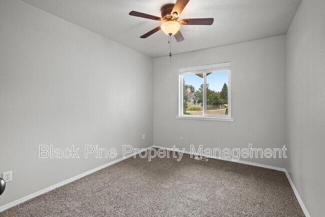 Building Photo - 543 W Bosanka Dr