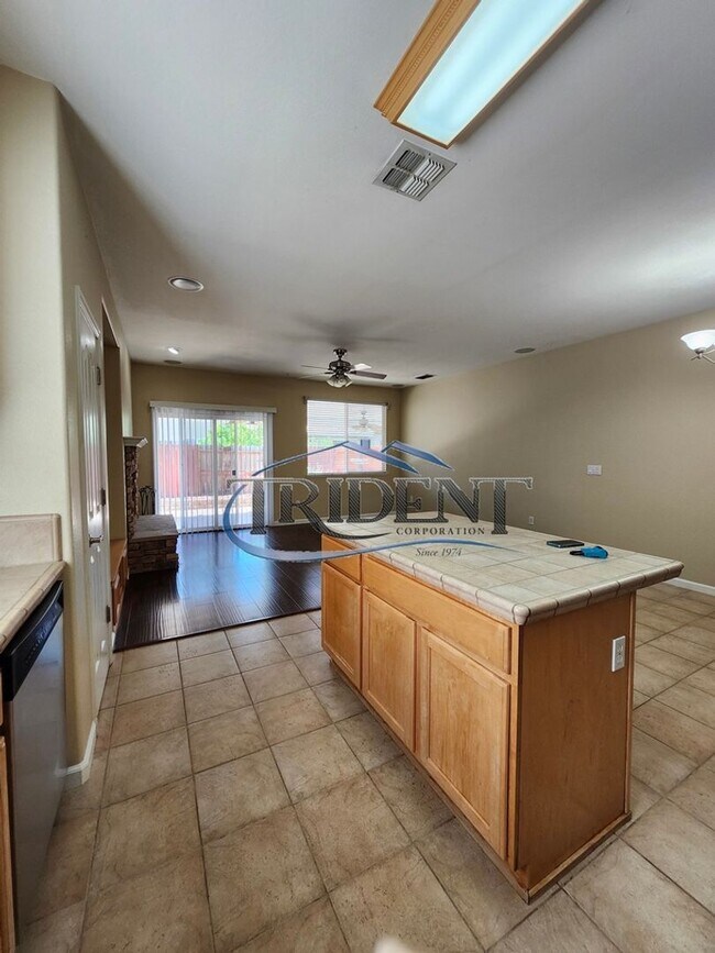 Building Photo - 3-bedroom 2-bath home with den located in Edgewater
