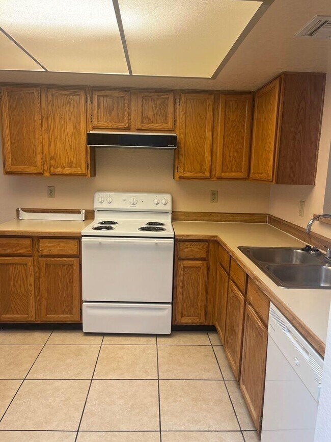 Primary Photo - 2443 N Ironwood Ridge Dr