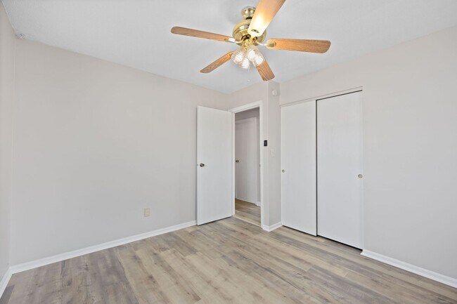 Building Photo - Summerside Ohio- 3 bed, 1 bath, Fenced Yard & Car Port