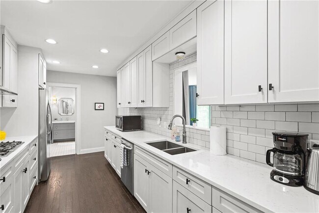 Building Photo - 1257 Briar Hills Dr NE