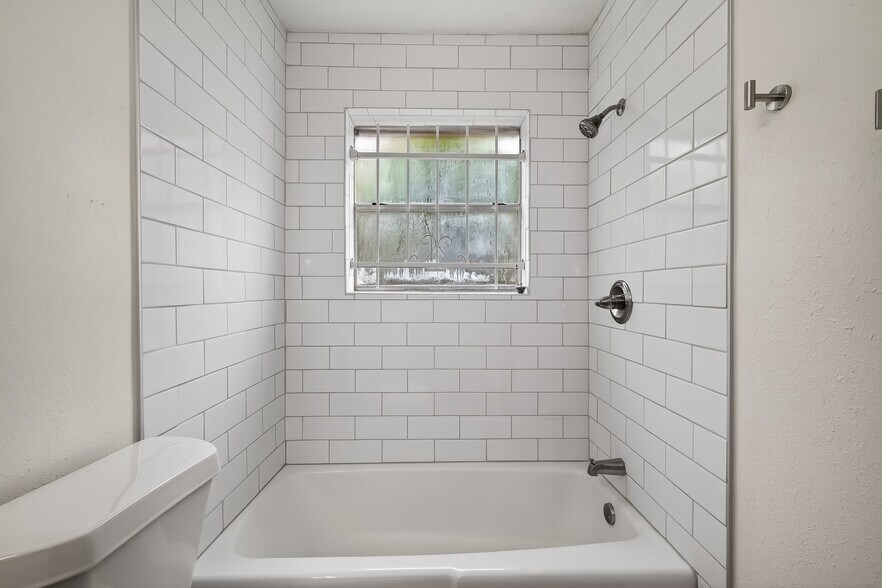 Guest bathroom - 3902 Beran Dr