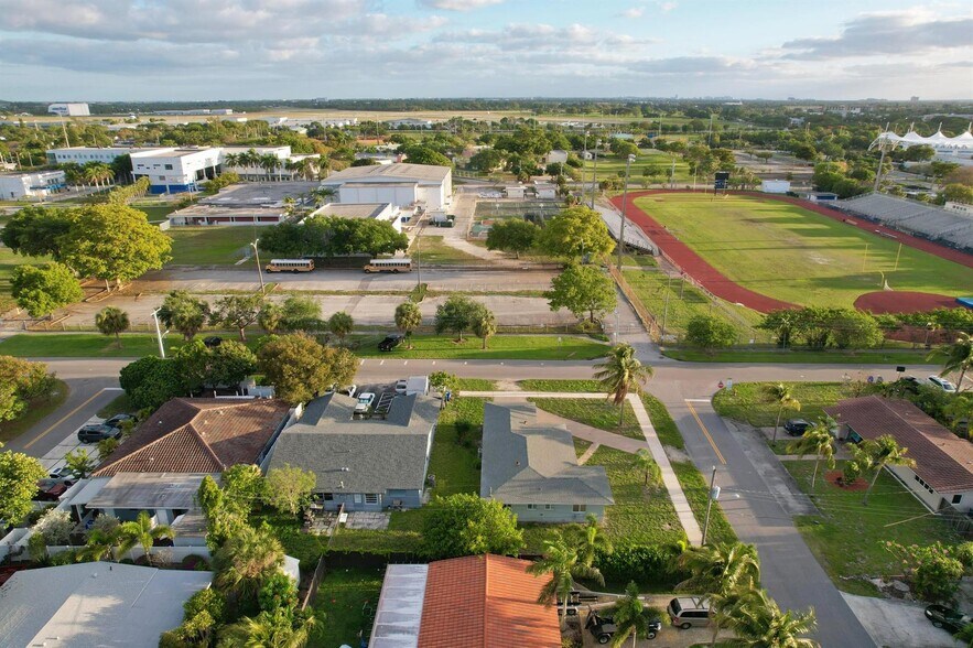 Building Photo - 231 NE 16th Ave