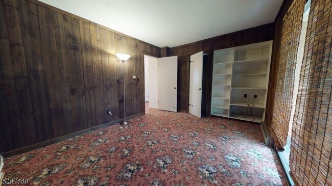 Building Photo - 368 Lake Shore S