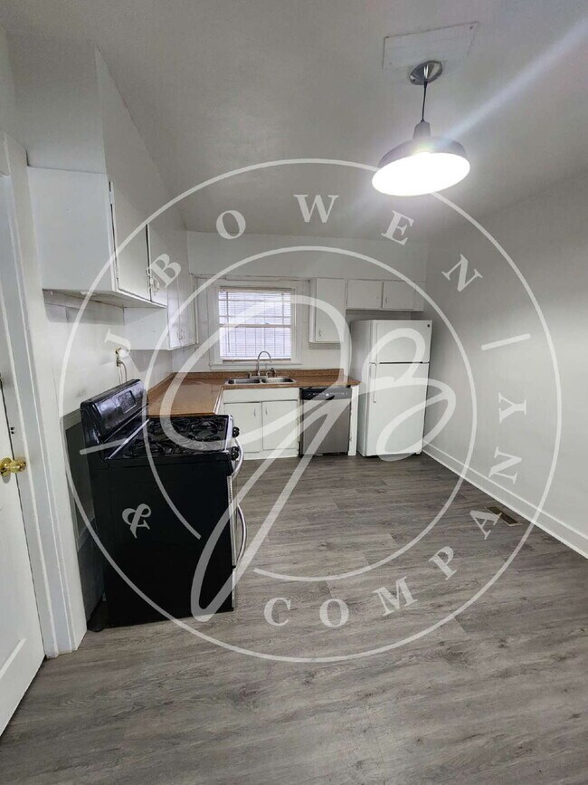 Building Photo - 3 bed 1 bath lower duplex with so much space!