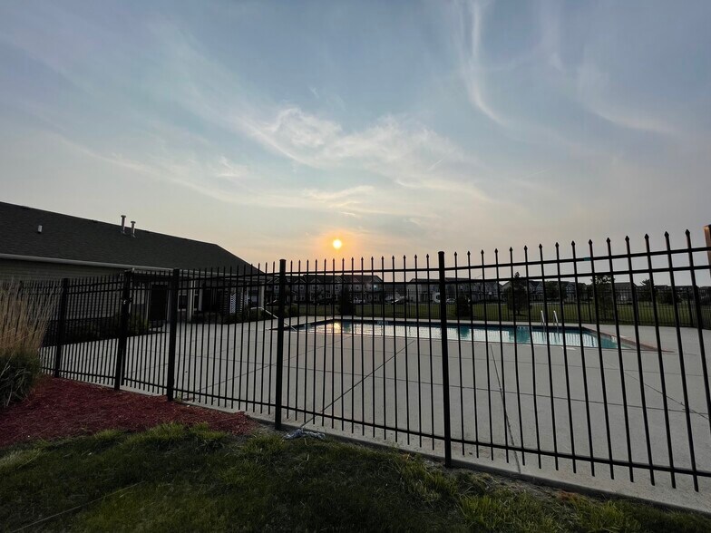 Pool - 1068 E 115th Ct