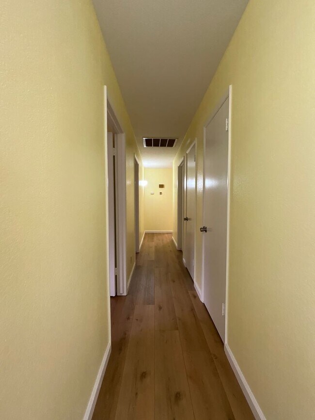 Building Photo - Beautiful Home in Established Fresno Neigh...