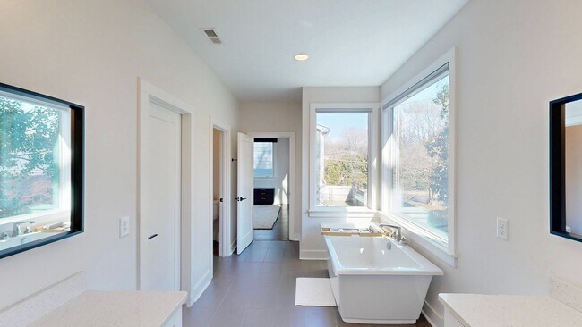 Building Photo - 1220 Lomax Ave