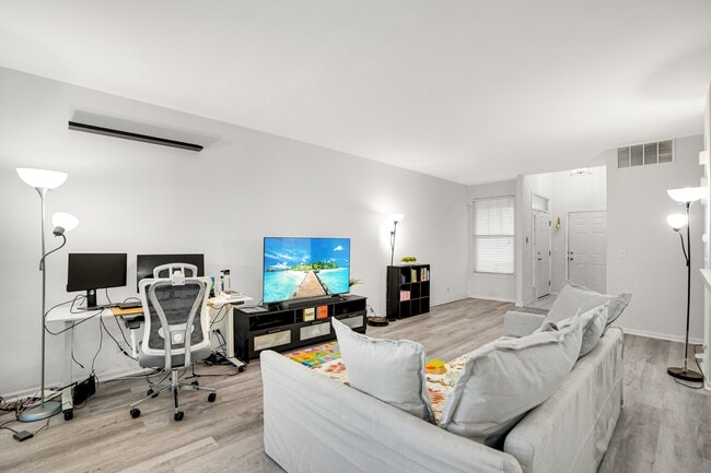 Building Photo - 1877 Crenshaw Cir