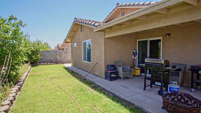 Building Photo - Gorgeous 4 Bedroom, 2 Bathroom Solar Home in Desert Oasis!